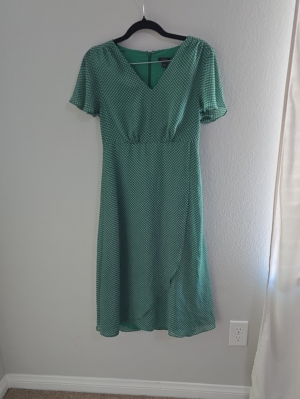 Ann Taylor Green Printed V-Neck Midi Dress